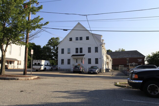 31 Pine St in Milford, MA - Foto de edificio - Building Photo