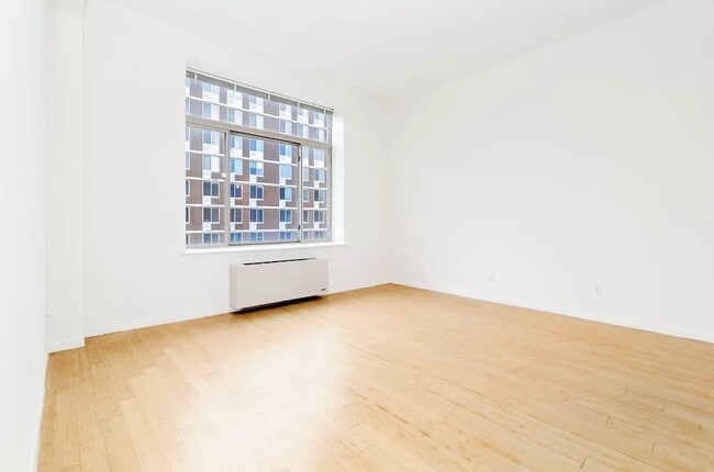 353 E 104th St in New York, NY - Foto de edificio - Building Photo