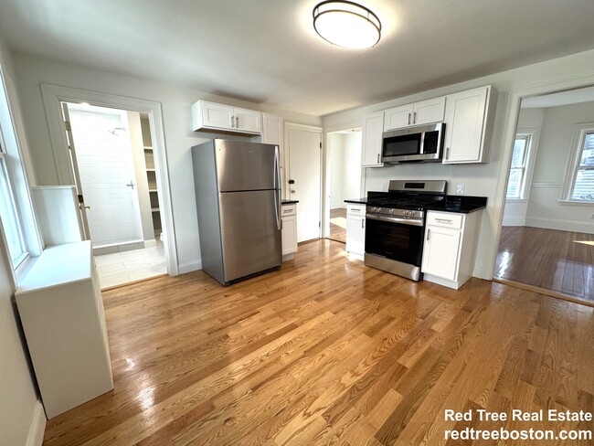 11 E Milton Rd, Unit 2 in Brookline, MA - Foto de edificio - Building Photo