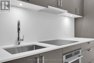 259 The Kingsway in Toronto, ON - Building Photo - Building Photo