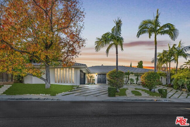 2177 Summitridge Dr in Beverly Hills, CA - Building Photo - Building Photo