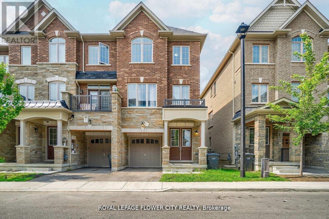 14 Faye St in Brampton, ON - Building Photo