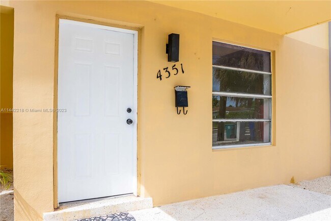 4351 NW 5th St-Unit -4351 in Miami, FL - Building Photo - Building Photo