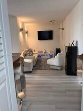 5055 NW 7th St in Miami, FL - Foto de edificio - Building Photo