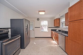 5698 Euclid Rd in Cincinnati, OH - Building Photo - Building Photo