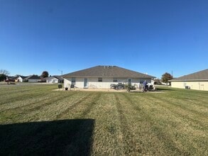 1313 SW Blue Branch Dr in Grain Valley, MO - Foto de edificio - Building Photo