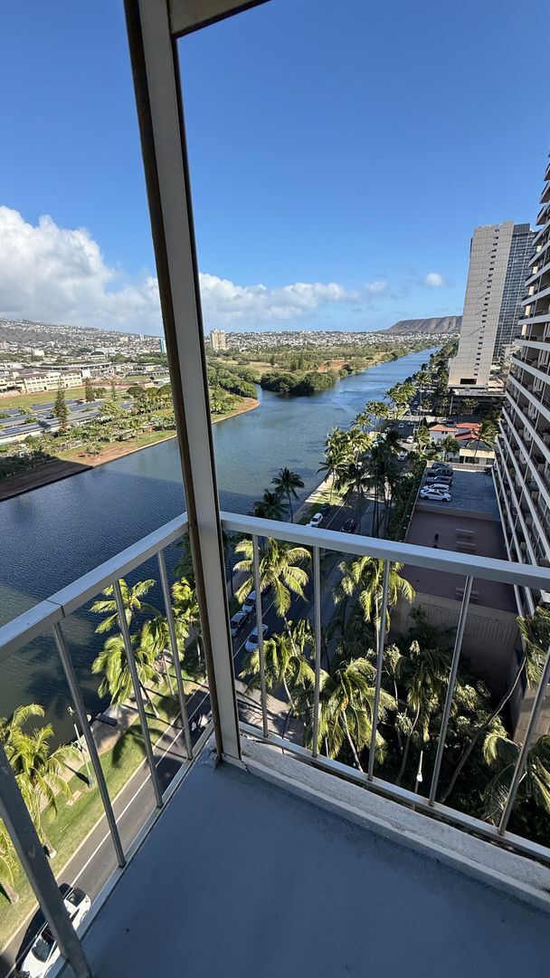 2115 Ala Wai Blvd in Honolulu, HI - Building Photo - Building Photo