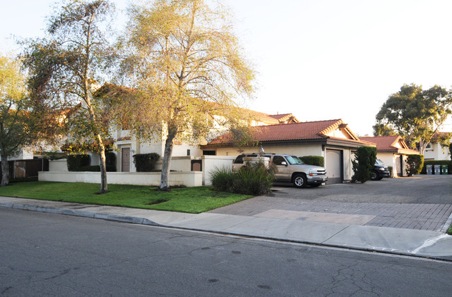 1630 S Maple St in Escondido, CA - Foto de edificio - Building Photo