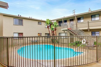 Glen Haven Apartments in Downey, CA - Foto de edificio - Building Photo