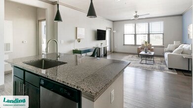 99 W Cedar Bayou Lynchburg Rd in Baytown, TX - Foto de edificio - Building Photo