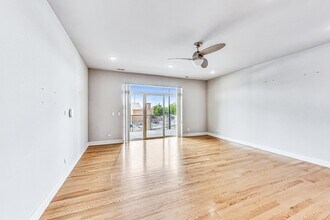 1641 W Grand Ave, Unit 304 in Chicago, IL - Foto de edificio - Building Photo