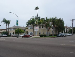 Loma Manor Apartments in San Diego, CA - Foto de edificio - Building Photo