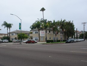 Loma Manor Apartments in San Diego, CA - Building Photo - Building Photo