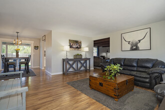 2241 Gardendale Cir in Medford, OR - Building Photo - Building Photo