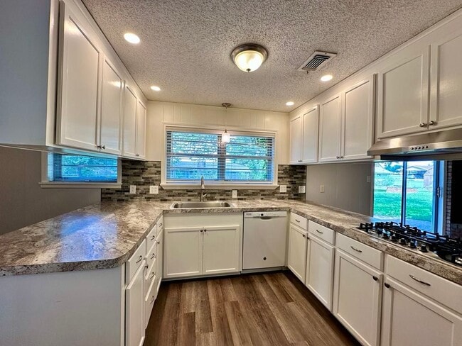 3710 Hillside Dr in Texarkana, TX - Foto de edificio - Building Photo