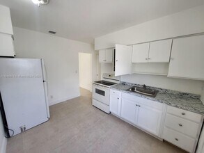 640 NW 77th St in Miami, FL - Foto de edificio - Building Photo