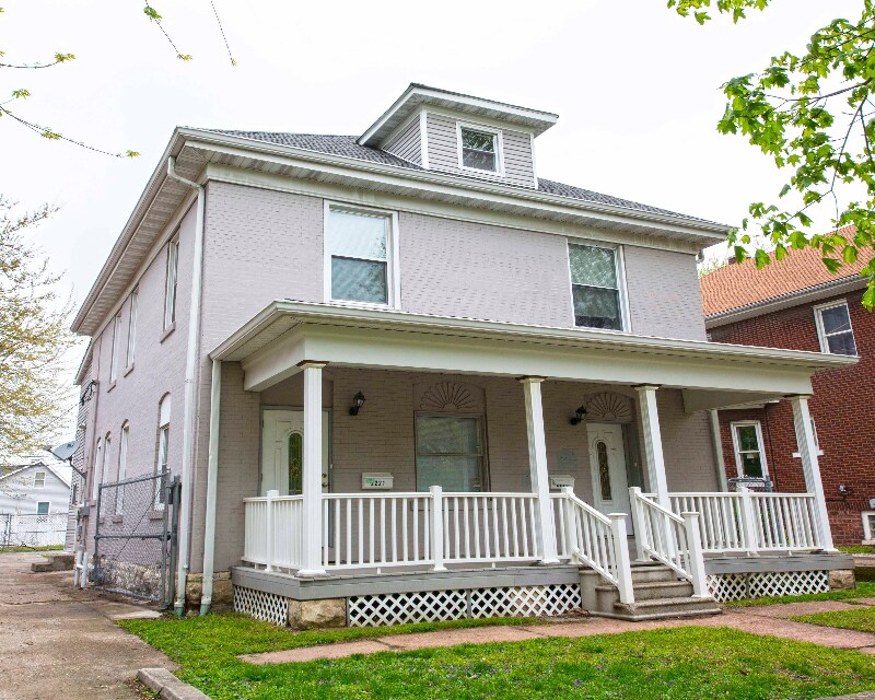 2221 Benton St in Granite City, IL - Building Photo