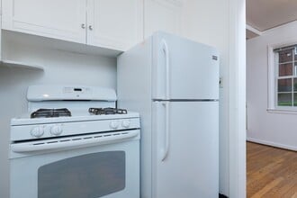 5630 NE Sandycrest Terrace in Portland, OR - Building Photo - Building Photo