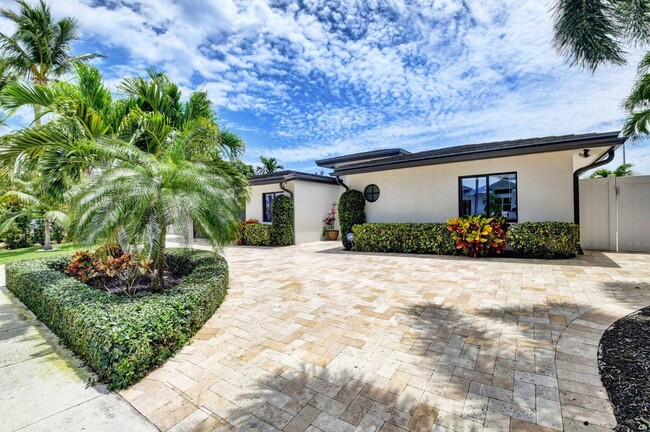 784 NE 71st St in Boca Raton, FL - Foto de edificio - Building Photo