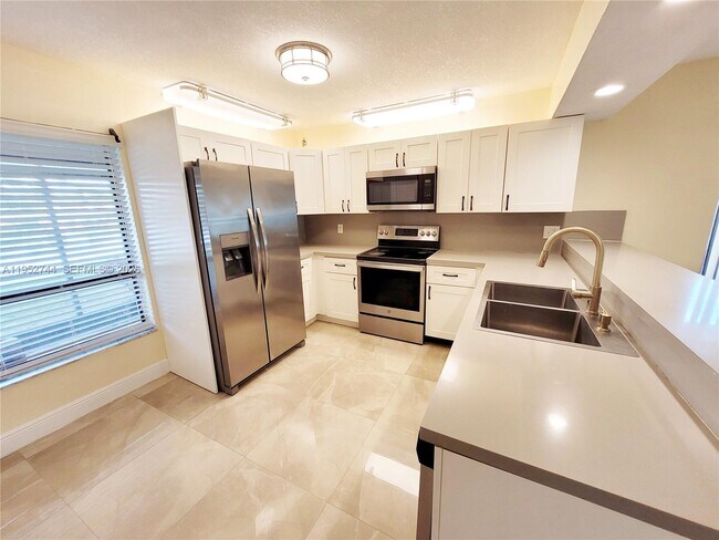 8351 S Coral Cir in North Lauderdale, FL - Building Photo - Building Photo