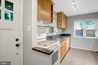 2340 Fairview Terrace in Alexandria, VA - Building Photo - Building Photo
