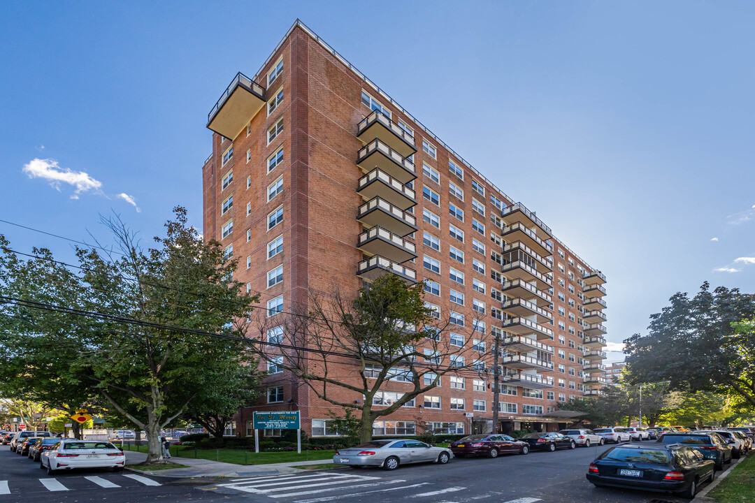 108-48 70th Rd in Forest Hills, NY - Foto de edificio