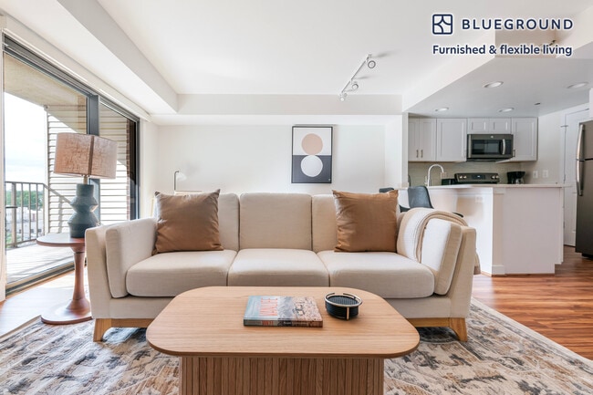 2500 Clarendon Blvd in Arlington, VA - Foto de edificio - Building Photo