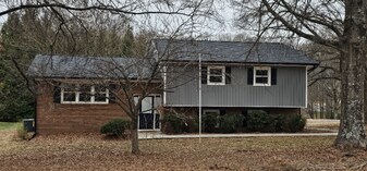 1010 Lewisville Clemmons Rd in Lewisville, NC - Building Photo