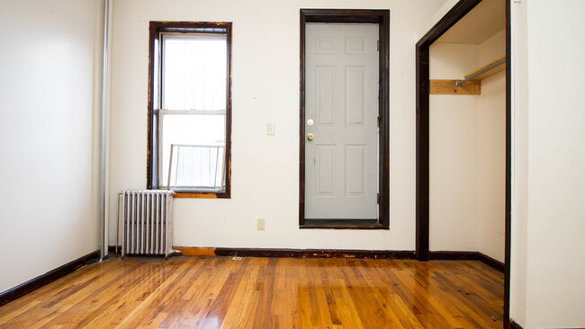 251 Wyckoff Ave in Brooklyn, NY - Foto de edificio - Building Photo