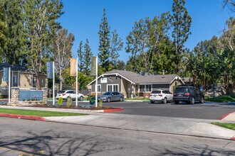 River Oaks in Riverside, CA - Foto de edificio - Building Photo