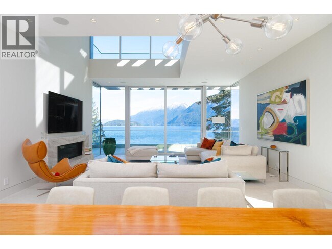 6911 Isleview Rd in West Vancouver, BC - Building Photo - Building Photo