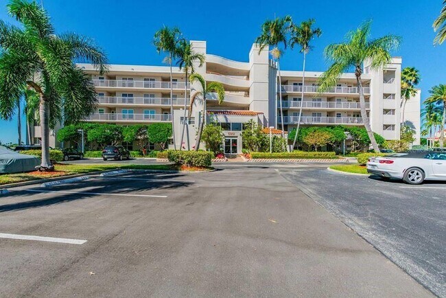 5901 Bahia Del Mar Cir N in St. Petersburg, FL - Building Photo - Building Photo