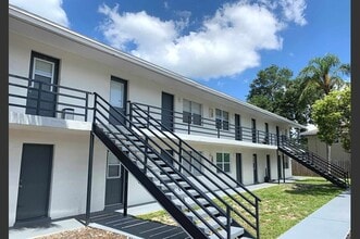 Hillview Apartments in Sarasota, FL - Building Photo - Building Photo
