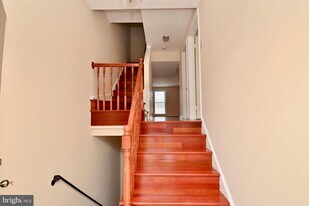 2481 Windbreak Dr in Alexandria, VA - Building Photo