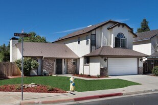 921 Fremont Ave in Clovis, CA - Building Photo