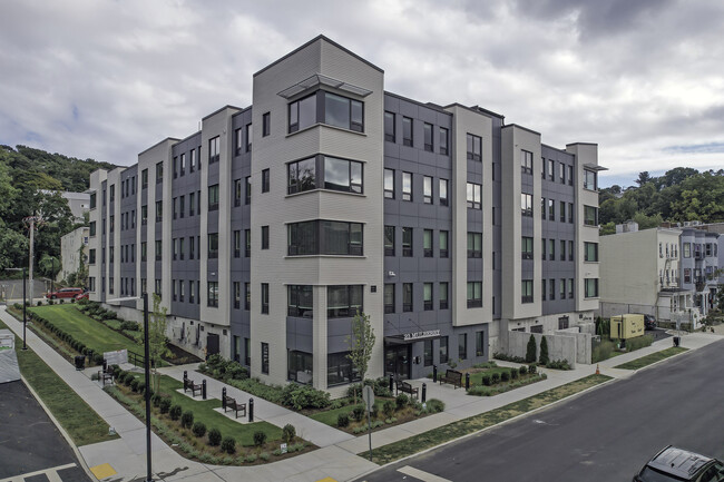 La Mora Senior Apartments in Yonkers, NY - Foto de edificio - Primary Photo