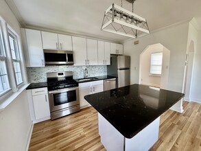 10 Mitchell Pl, Unit 2 in Manhasset, NY - Building Photo - Building Photo