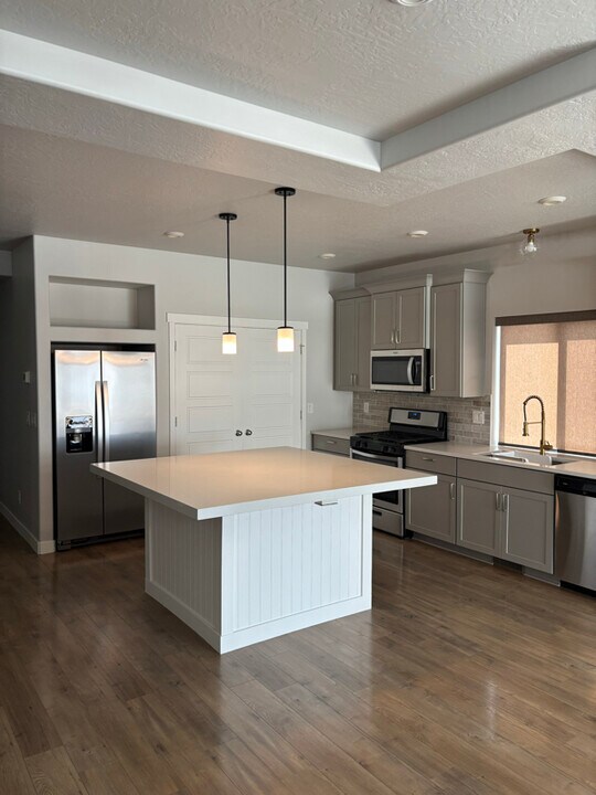 2521 N Drexler Dr in Lehi, UT - Building Photo