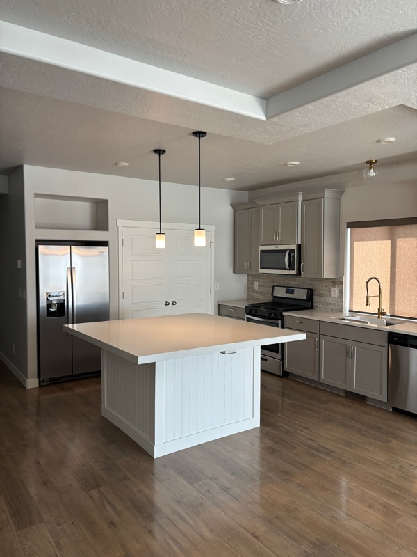 property at 2521 N Drexler Dr