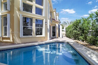 3693 NE 208th Ter in Aventura, FL - Foto de edificio - Building Photo