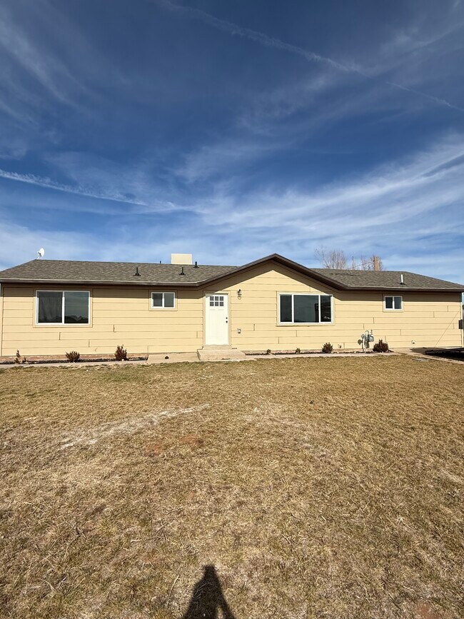 property at 633 E Pinion Ridge Rd