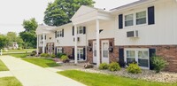 Willow Moor Townhouses I in Jefferson, OH - Foto de edificio - Building Photo