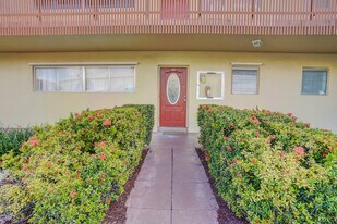 200 Waterway Dr S in Lantana, FL - Building Photo