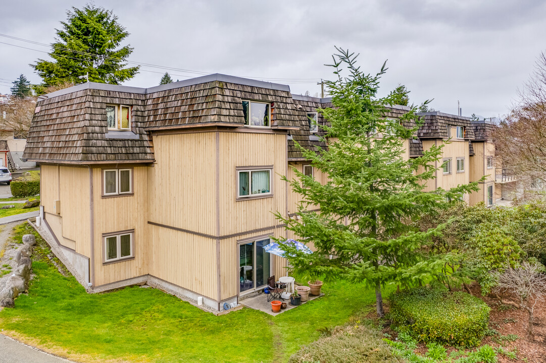 Stratford Gardens in Burnaby, BC - Building Photo