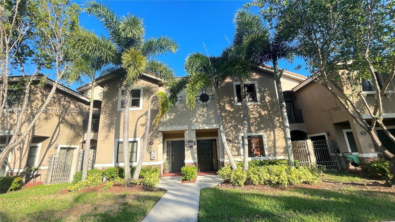 22811 SW 88th Pl in Cutler Bay, FL - Building Photo