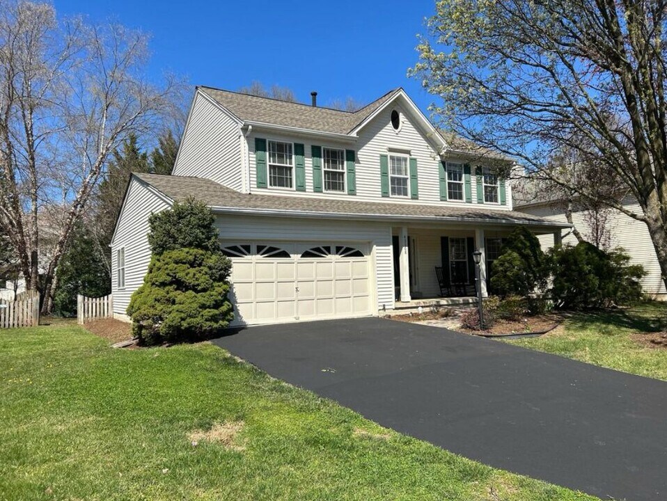 43168 Wintergrove Dr in Ashburn, VA - Building Photo