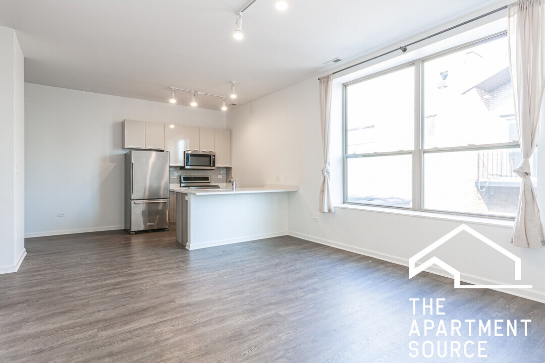 932 W Dakin St, Unit 202 in Chicago, IL - Building Photo