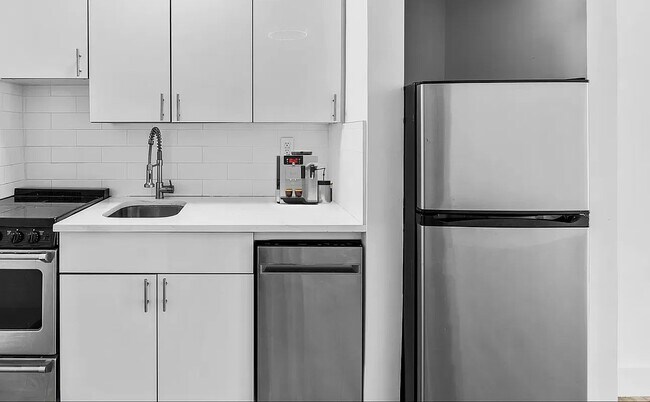 444 W 48th St-Unit -1A in New York, NY - Building Photo - Building Photo