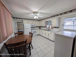 810 Gino Merli Dr in Blakely, PA - Building Photo - Building Photo