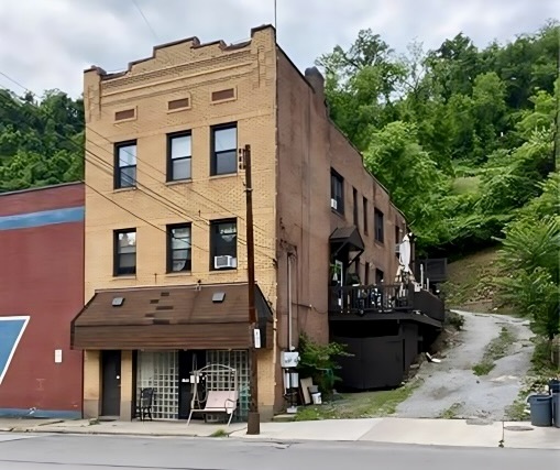 1586 Electric Ave, Unit 1 in East Pittsburgh, PA - Foto de edificio